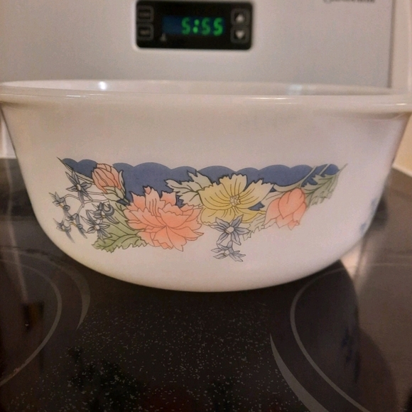 White and Blue Modern Cookware Set for a Contemporary Kitchen - Picture 2 of 7